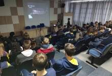 Estudante Guilherme Waperchowski palestra sobre astrofotografia para turmas do Ensino Médio