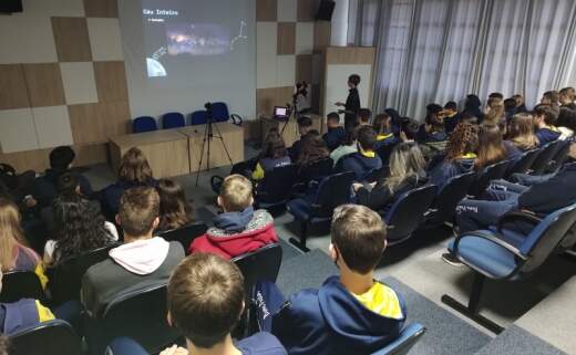 Estudante Guilherme Waperchowski palestra sobre astrofotografia para turmas do Ensino Médio