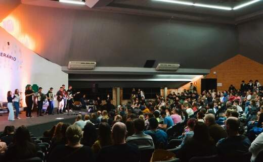 Sarau Literário da Escola Técnica Bom Pastor reuniu apresentações artísticas do Ensino Médio