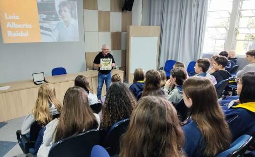 Locutor Luiz Alberto Reidel conversou sobre a profissão de radialista com estudantes do Ensino Médio