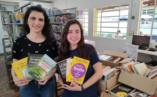 Cooperativa Escolar Bom Pastor doa livros em prol dos animais