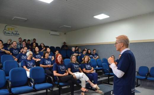 Frei Jaime Bettega prestigia preparação para o ano letivo na Escola Bom Pastor