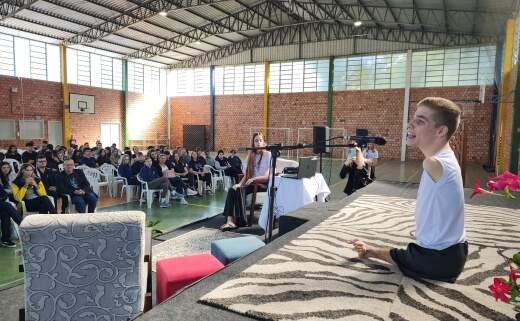 Tiago Linck conversou com estudantes e famlias na Escola Bom Pastor